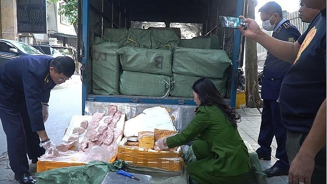 Chặn bắt xe chở 1,8 tấn trứng non, nầm lợn đang phân hủy